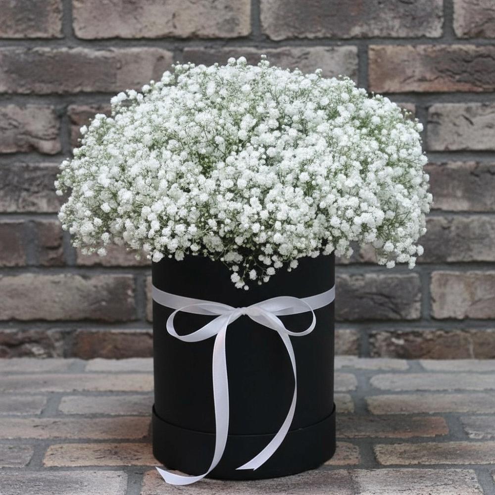 Цветочная композиция из Гипсофила в шляпной коробке в Васютино