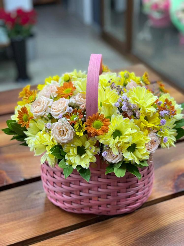 Цветочная композиция из Хризантемы и Розы в корзине в Васютино