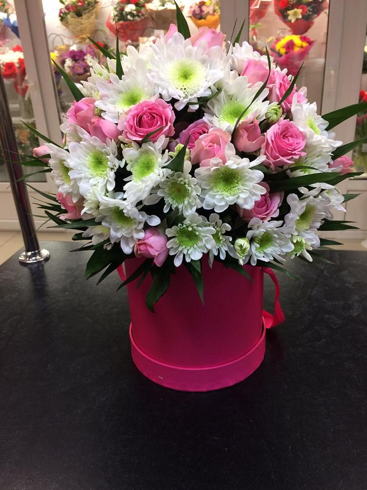 Цветочная композиция из Розы и Хризантемы в шляпной коробке в Васютино