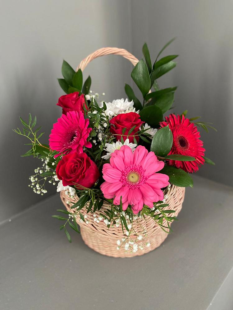 Цветочная композиция из Розы, Хризантемы и Герберы в корзине в Васютино