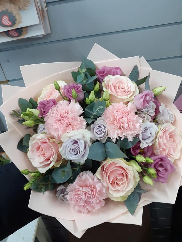 Букет цветов из: Розы, Гвоздики и Лизиантусы в Васютино